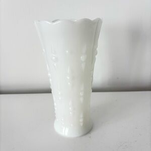 Vintage Anchor Hocking milk glass trumpet shaped vase scalloped edge teardrop